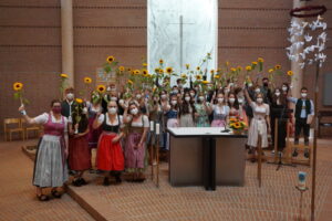 Die glücklichen Abiturientinnen und Abiturienten des Jahres 2021 (Foto: Gleixner)