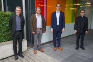 Am Haupteingang der Schule (Fotot: Gleixner)